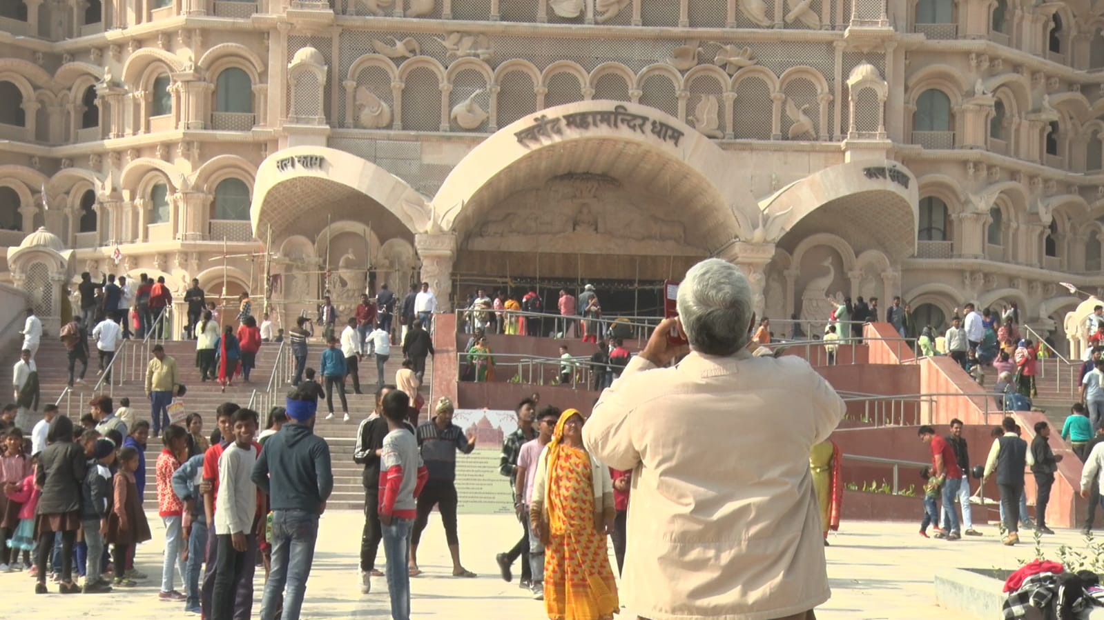 बनारस का स्वर्ण वेद मंदिर में जबरदस्त भीड़ देखने को मिल रही है