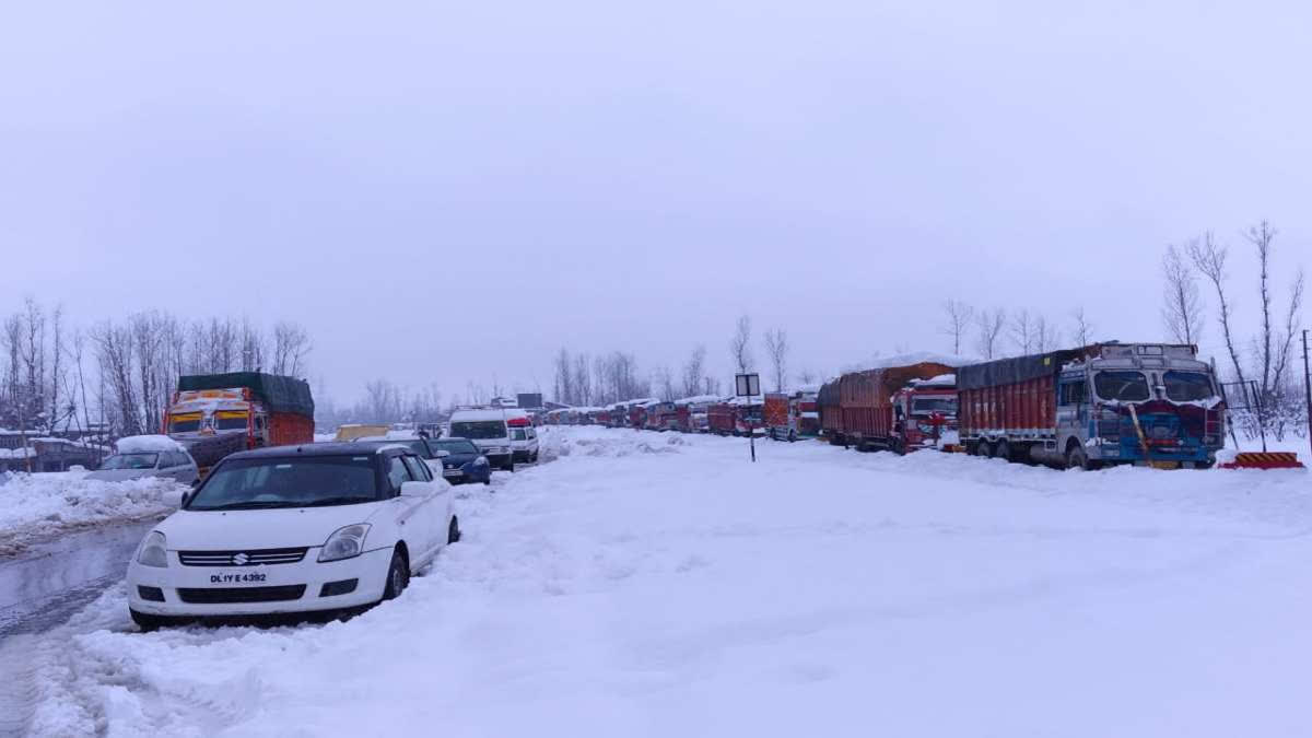 Heavy snowfall disrupts life in Valley hundreds stranded on Jammu Srinagar highway