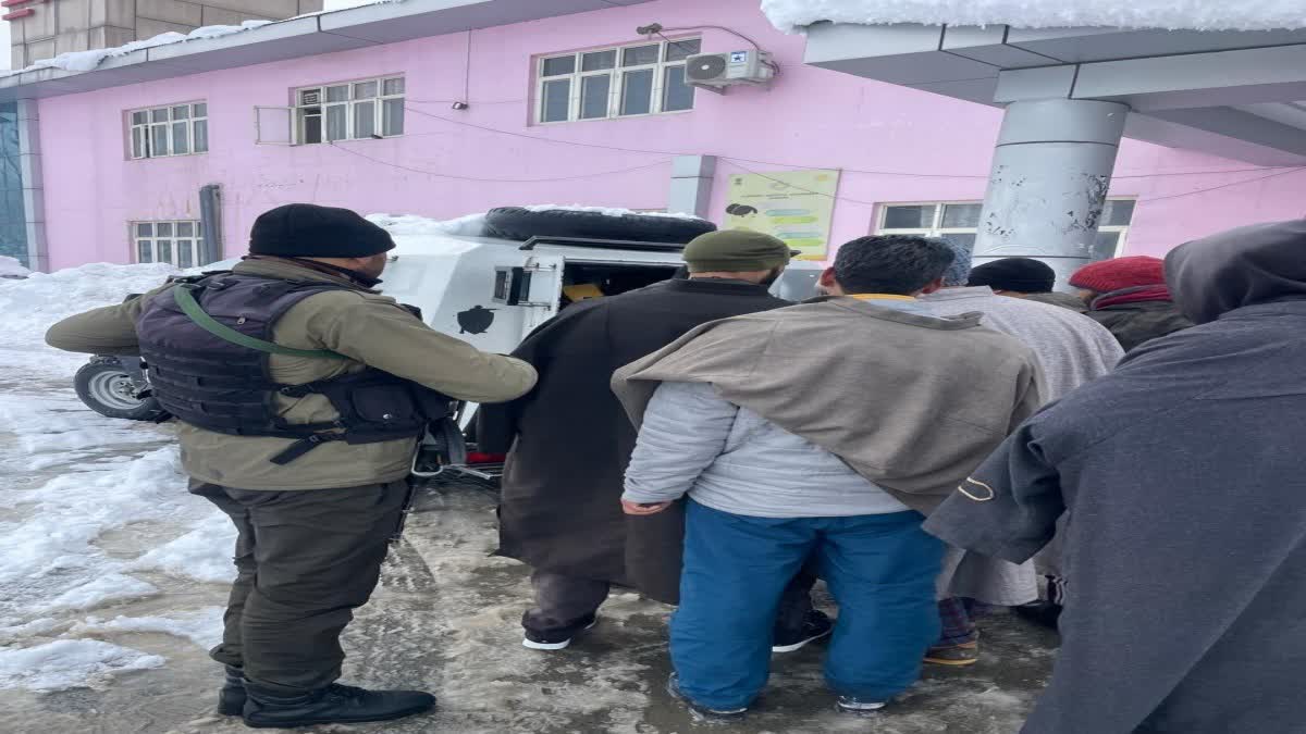 ایمرجنسی میں خاتون مریضہ کو نکالنے میں مدد