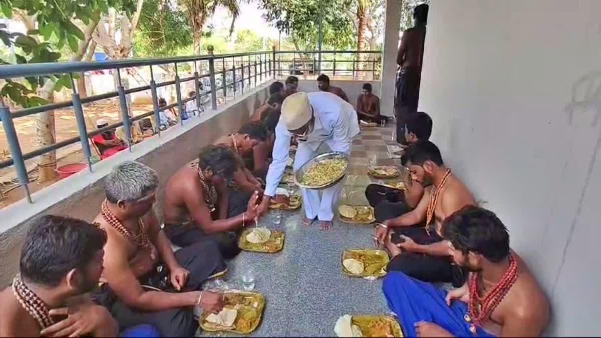 meals-arrangement-for-ayyappa-swamy-devotees-in-raichur