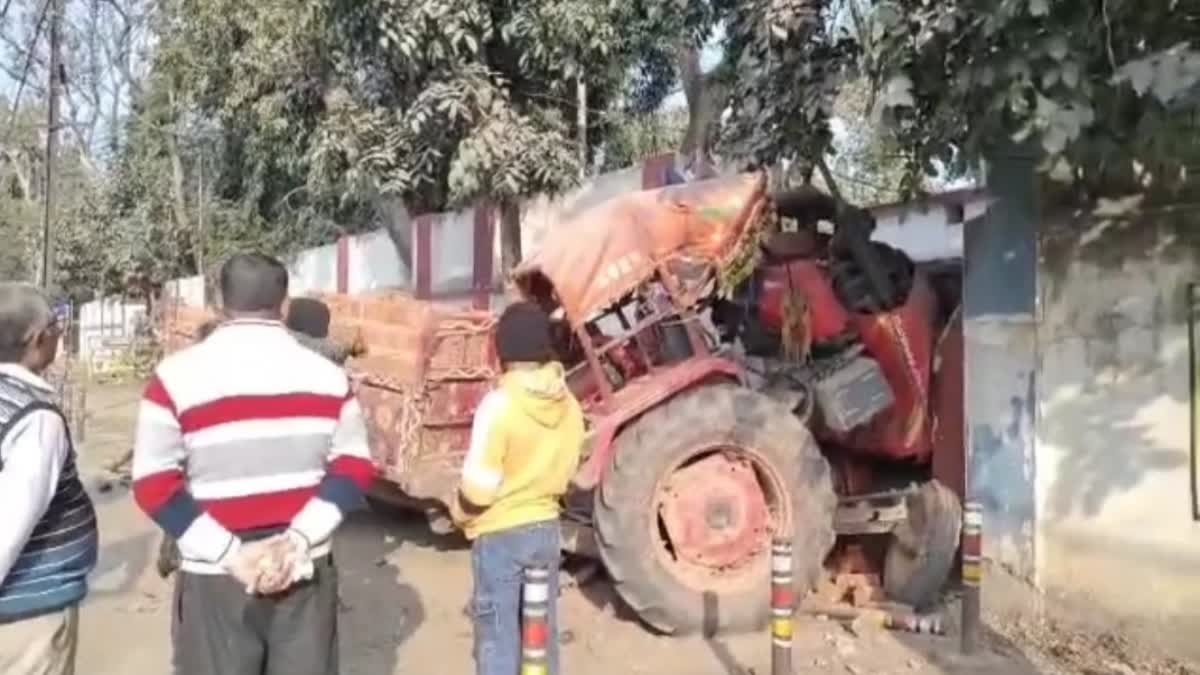 tractor coming from Rajauli in Bihar went out of control and entered residence of Koderma SDM