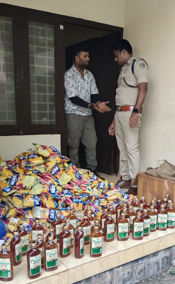 KOZHIKODE DRUGS LIQUOR HUNT  LIQUOR BANNED TOBACCO IN KOZHIKODE  പുതുവത്സരാഘോഷം ലഹരി കടത്ത്  കോഴിക്കോട് അനധികൃത മദ്യം പിടികൂടി