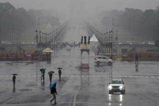 Vehicles move amid rain at Vijay Chowk, in New Delhi, Friday, Dec. 27, 2024.