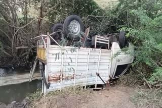 ಬೊಲೆರೋ ಸರಕು ಸಾಗಣೆ ವಾಹನ ಪಲ್ಟಿ