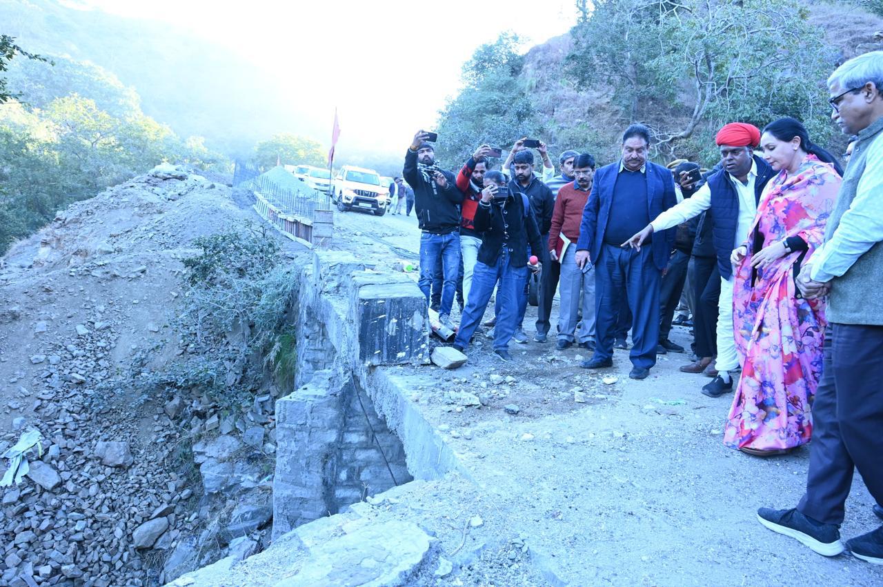 देसूरी की नाल पर हुए हादसे के बाद मौका मुआयना करने पहुंचीं दीया कुमारी की तस्वीर