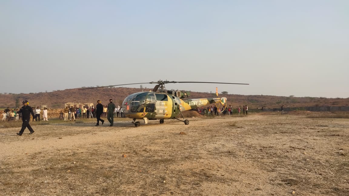 करौली की ताजा हिंदी खबरें, आर्मी के हेलीकॉप्टर में तकनीकी खराबी, Emergency landing of helicopter