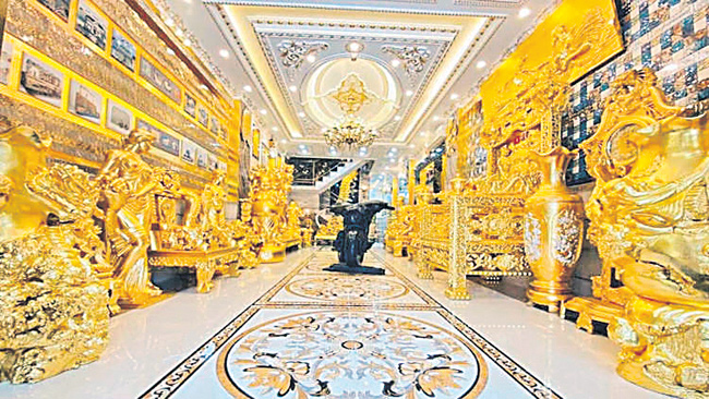 gold house in vietnam  gold house  house is gold  house  വീട്  വീട് വിനോദസഞ്ചാര കേന്ദ്രം  വിയറ്റ്നാം സ്വദേശി വാൻ ട്രംഗ്  വാൻ ട്രംഗ്  സ്വർണ വീട്  സ്വർണ വീടിന്‍റെ ഉടമ  സ്വർണക്കൊട്ടാരം