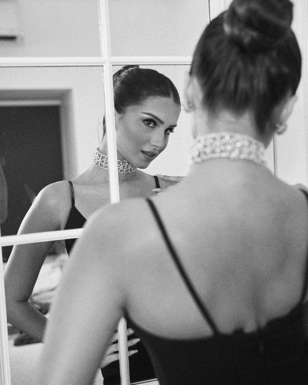 اس تصویر میں اداکارہ کو کالے اسٹریپی ڈریس میں دیکھا جاسکتا ہے۔