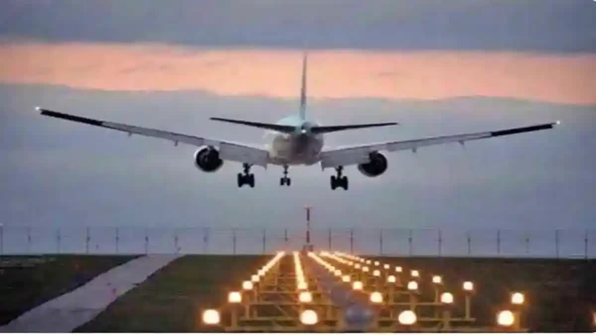 Delhi airport runway  scaling perimeter wall  CISF jawan suspended  ಏರ್​ಪೋರ್ಟ್​ನಲ್ಲಿ ಭಾರೀ ಭದ್ರತಾ ಲೋಪ  CISF ಹೆಡ್ ಕಾನ್‌ಸ್ಟೆಬಲ್‌ ಅಮಾನತು