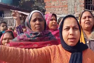 The people of Pathankot staged a protest against the government due to the sale of illicit liquor and drugs in the village