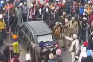 Controversy over the picture of Jarnail Singh Bhindranwale in the fair, kirpans were played openly