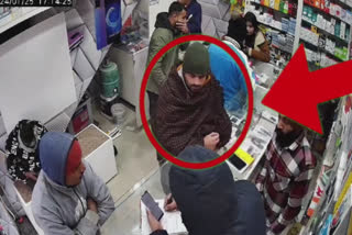 A thief stole a mobile from a mobile shop in Kapurthala