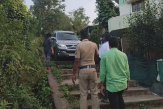 SUV stuck on stairs following Google map (Source: ETV Bharat)