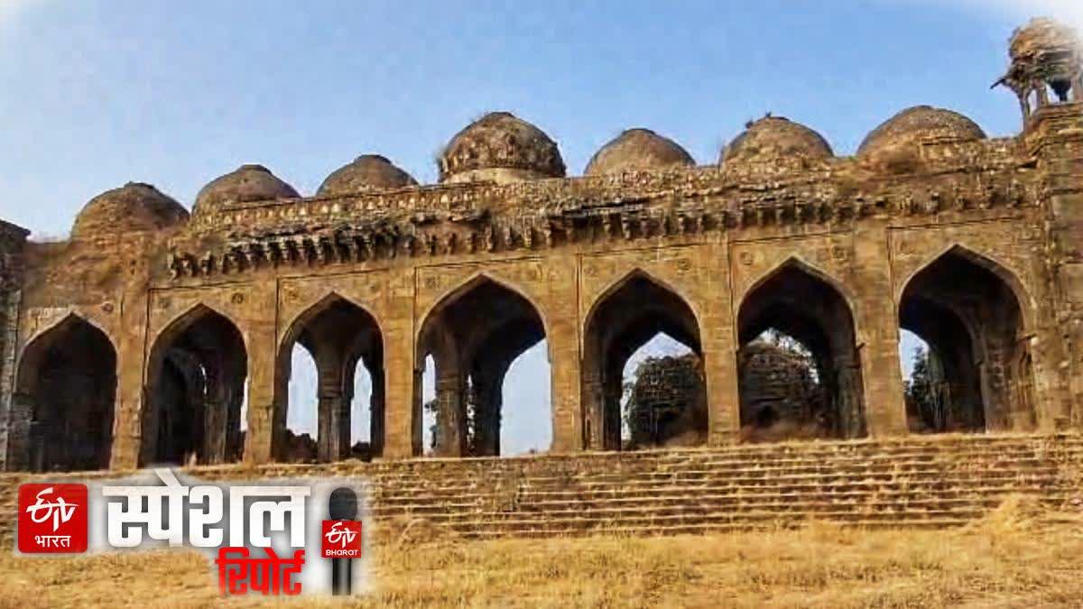 magnificent tomb of Fatehullah Imad Shah at Gavilgad