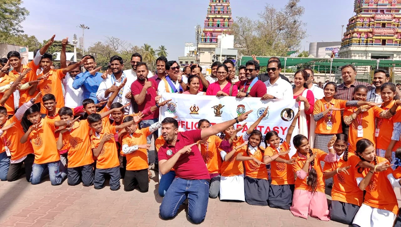 FLIGHT OF FANTASY  BALLARI  ವೈಕಿಂಗ್ಸ್ ರೌಂಡ್ ಟೇಬಲ್ ಸಂಸ್ಥೆ  ವಿದ್ಯಾರ್ಥಿಗಳಿಗೆ ಉಚಿತ ವಿಮಾನ ಪ್ರಯಾಣ FREE FLIGHT TRAVEL FOR STUDENTS