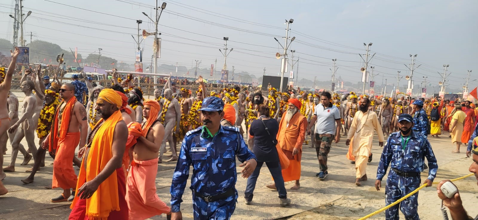 सुरक्षा के बीच संगम तट जाते साधु-संत.