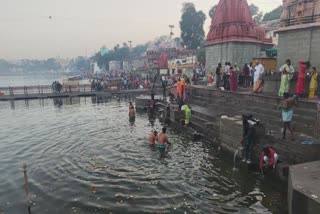 Devotees dip in Shipra river