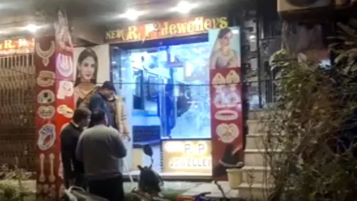 firing at jewellery showroom