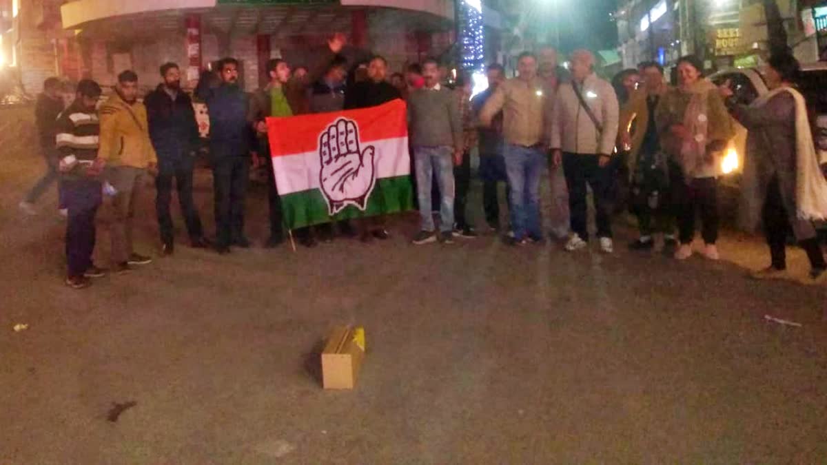 Congress Workers Burst Firecrackers in Hamirpur