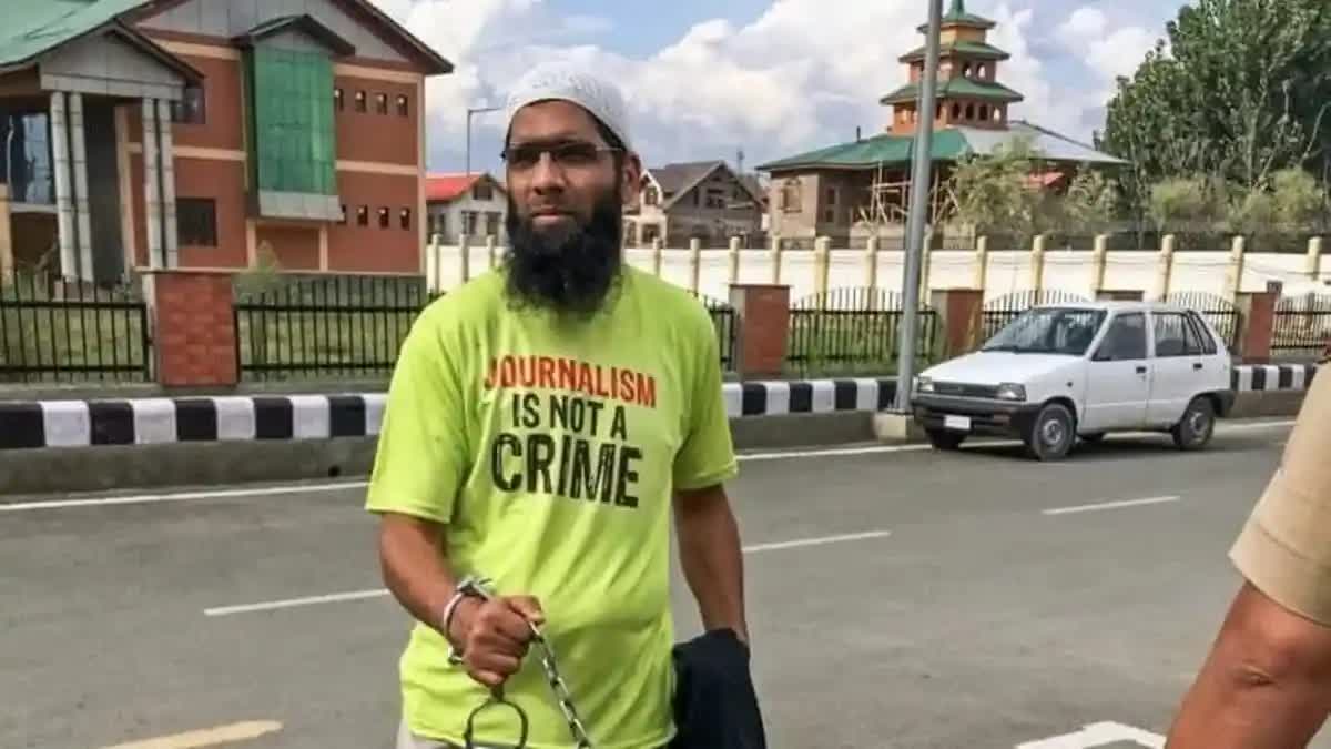 Kashmiri Journalist  Kashmiri Journalist free from jail  UAPA  കശ്‌മീരി പത്രപ്രവർത്തകൻ  ആസിഫ് സുൽത്താൻ ജയിലില്‍ മോചിതനായി