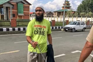 Kashmiri journalist Asif Sultan was released from jail (photo etv bharat network)