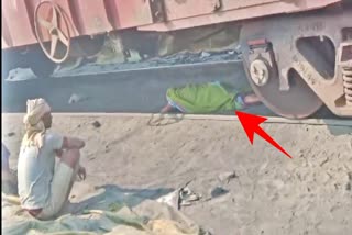 मालगाड़ी के नीचे से ट्रैक पार कर रही थी महिला, अचानक चल पड़ी ट्रेन, फिर क्या हुआ देखें VIDEO
