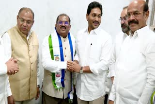 EX IAS officer Imtiaz joins in YSRCP