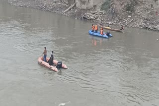 man-jumps-into-river-jhelum-rescue-operation-launched