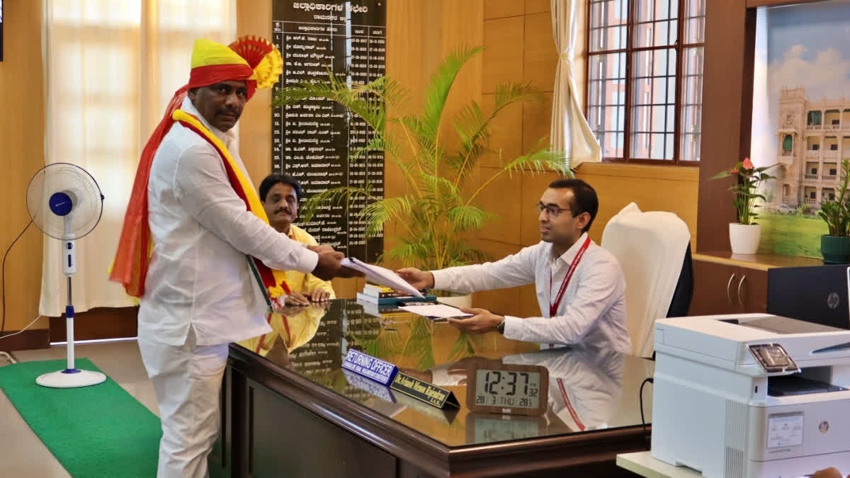 MP DK Suresh filed his nomination papers as a Congress candidate from Bengaluru Rural Lok Sabha constituency on Thursday. Suresh, who submitted his nomination papers to Election Officer Ramanagar along with the supporters of the constituency has given his property details. According to the affidavit, his assets have increased by Rs 259.19 crore in the last 5 years from 2019.