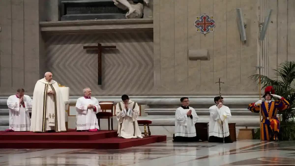 POPE WASHES FEET OF 12 PRISON WOMEN  HOLY THURSDAY RITUAL  WOMEN WEPTPOPE WASHED THEIR FEET  PALM SUNDAY