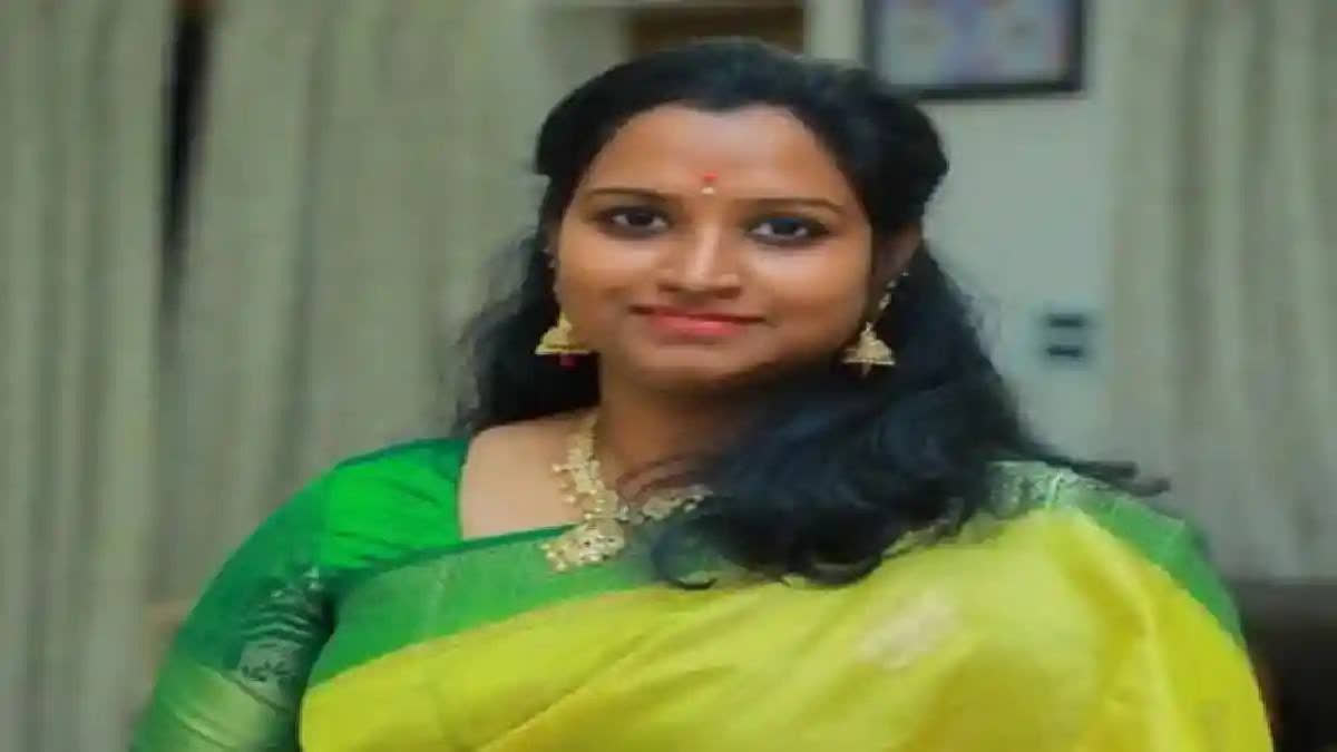 Ahead of Lok Sabha elections, BRS is receiving shock after shock. While the sitting MPs, MLAs and senior leaders are switching over their loyalties to other parties, recently the candidate of BRS Warangal Lok Sabha constituency Kadiam Kavya has announced that she is withdrawing from the contest.
