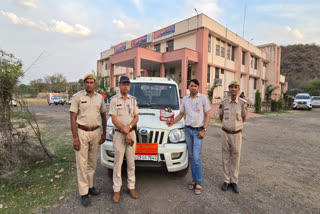 Cash worth lakhs caught on Alwar Delhi Mumbai Expressway at pinan, vehicle seized, youth arrested