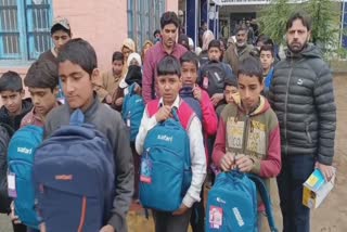 police-distribute-school-kits-among-needy-students-in-tral-satoora