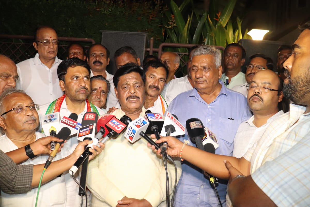 BJP MP Shrinivas Prasad  Congress leaders  confidential discussion  Mysuru
