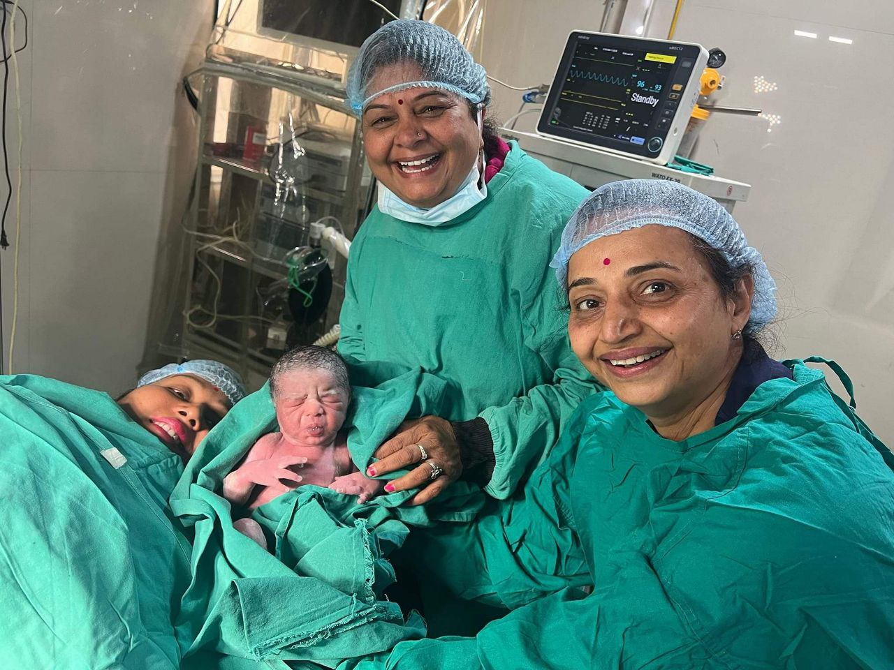 Woman sang Lord Shiva Bhajans in Operation Theater during daughter in-law's delivery.