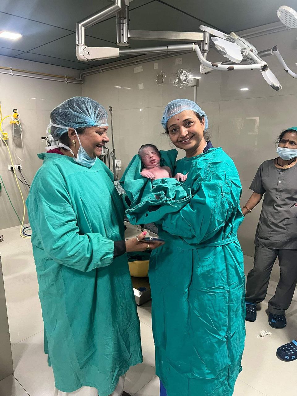 Woman sang Lord Shiva Bhajans in Operation Theater during daughter in-law's delivery.