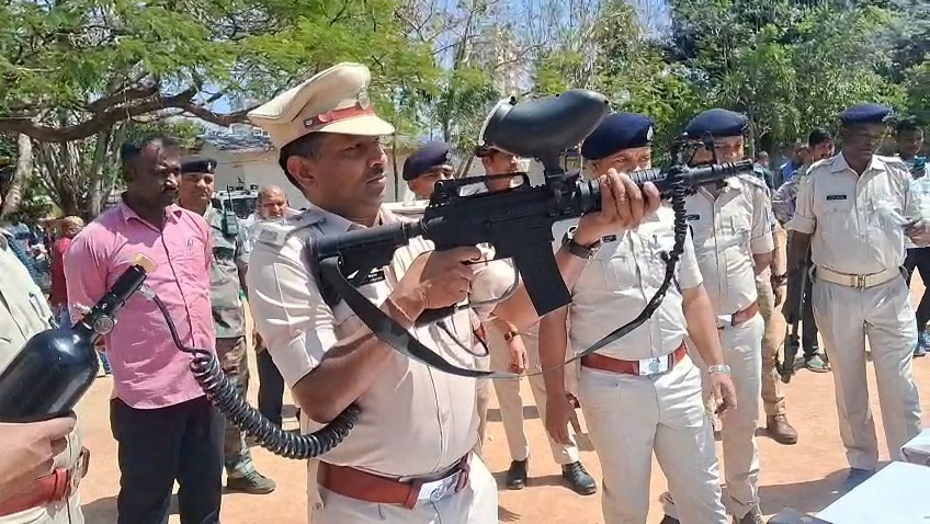 रांची पुलिस की लापरवाही! स्कूल के पास किया गया मॉक ड्रिल, आंसू गैस की वजह  से कई बच्चे हुए बेहोश, दो बच्चियां अस्पताल में भर्ती