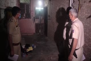 दिल्ली में बेड के अंदर से मिला महिला का शव