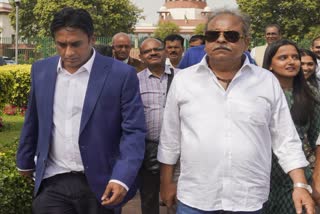Allahabad HC Bar Association president Anil Tiwari (right) with Karnataka HC Bar Association president Vivek Reddy at the Supreme Court over Justice Yashwant Varma row.