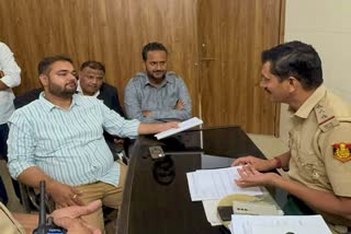 शिकायत दर्ज कराने थाने पहुंचे दिल्ली युवा कांग्रेस अध्यक्ष