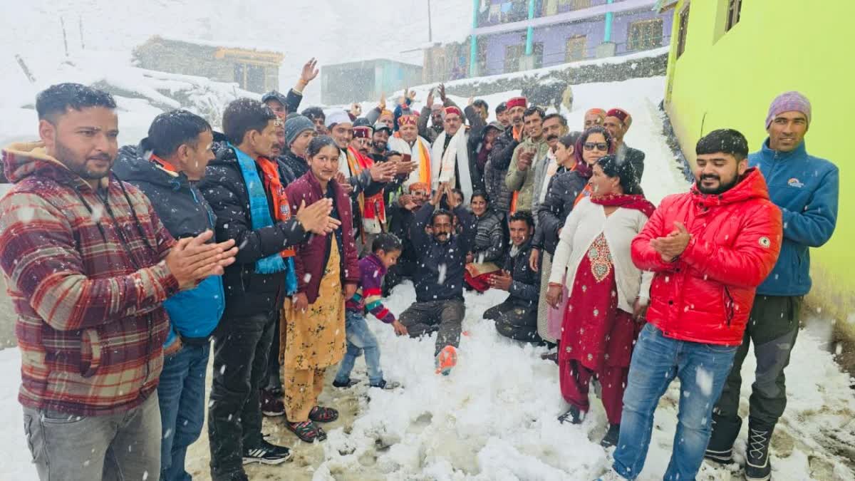 ELECTION COMPAIGN IN HEAVY SNOWFALL