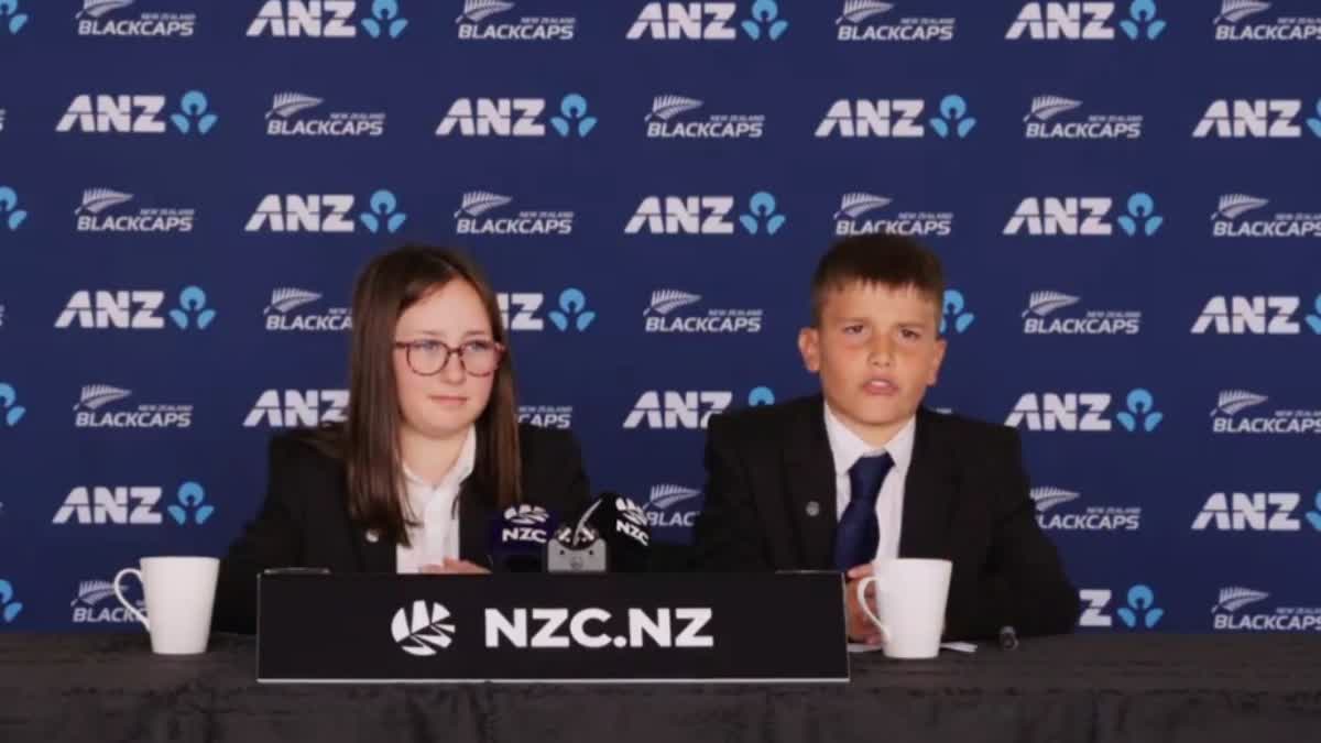 न्यूजीलैंड के स्क्वाड्स की घोषणा करते बच्चे