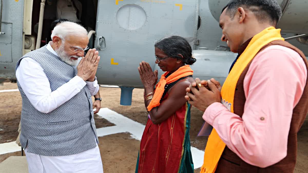 PM Modi Meets Fruit Seller Mohini