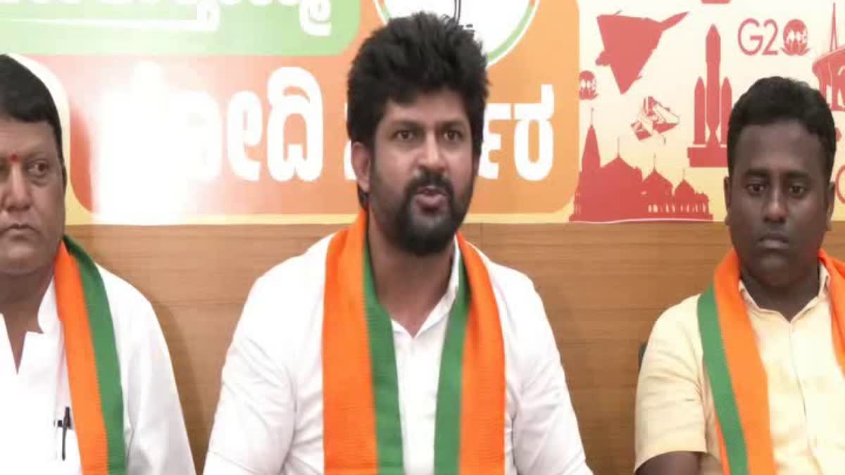 mp-pratap-simha-slams-congress-leaders