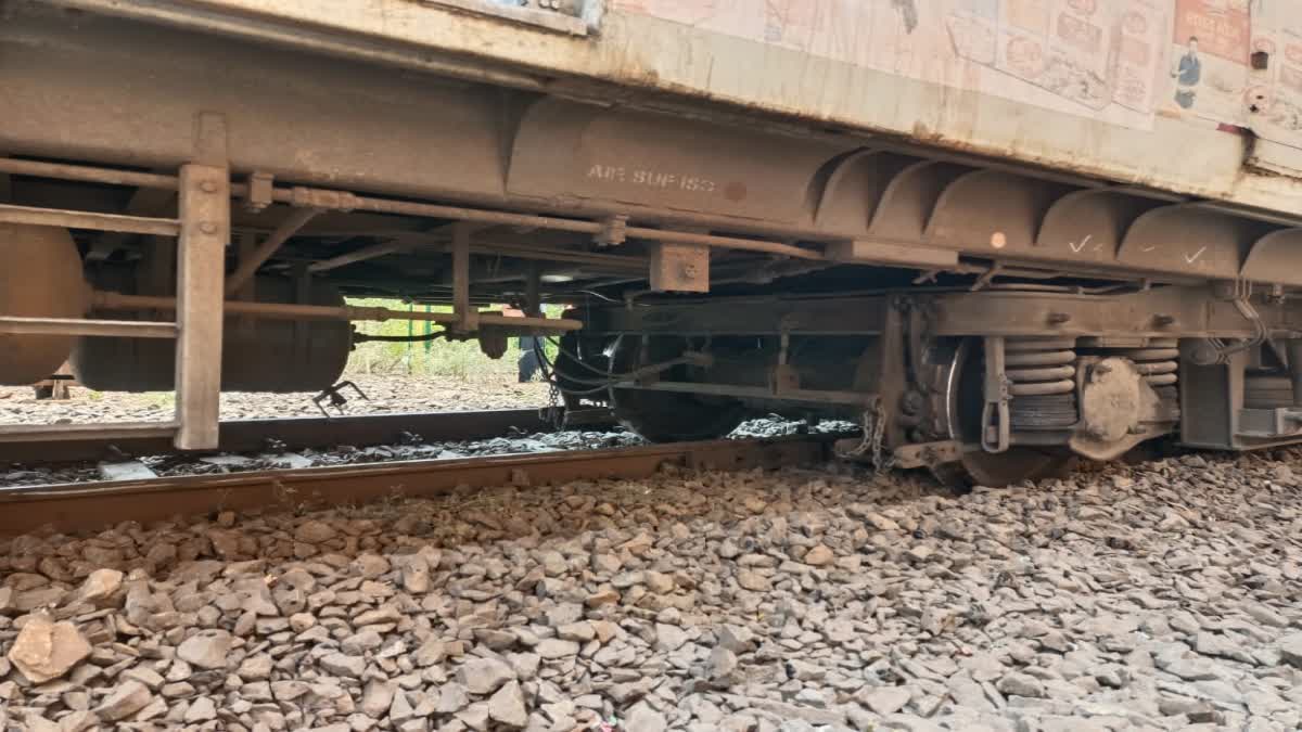 Mumbai local train derails