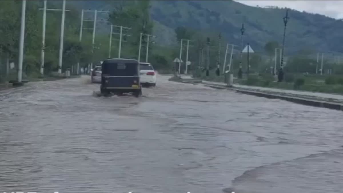 کشمیر میں موسلا دھار بارش اور سردی کا سلسلہ جاری