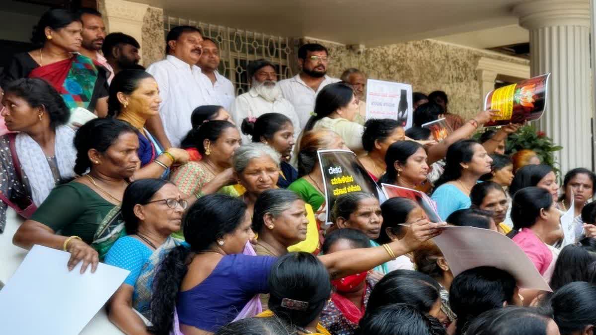 karnataka-mahila-congress-protests-against-hasan-pen-drive-case