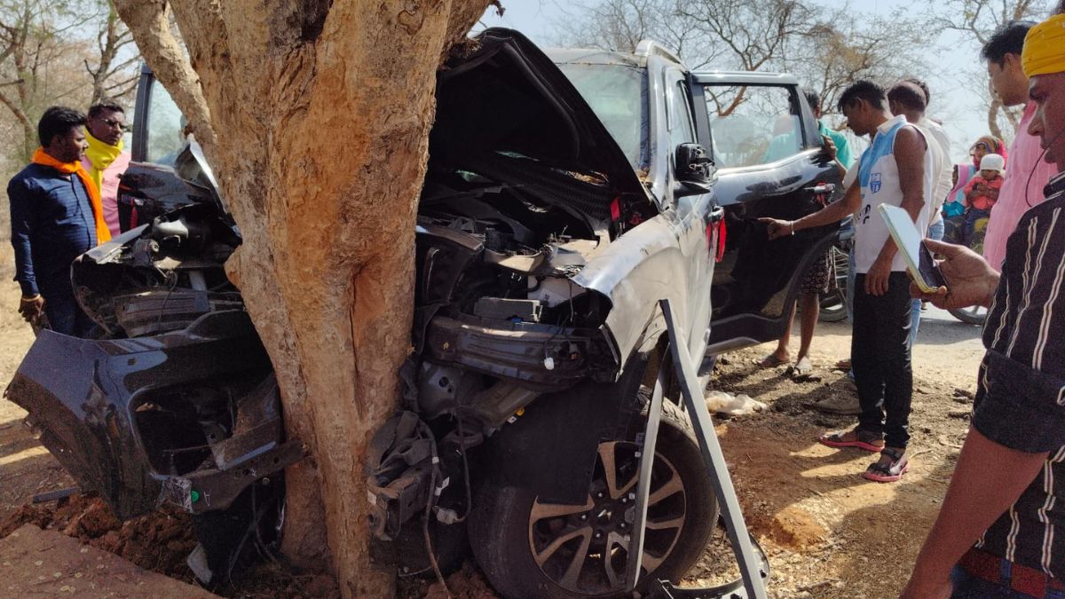 पेड़ से टकराई कार, दो की मौत