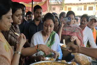 PRIYADARSHINI SCINDIA EATING CHAAT