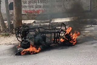 Electric scooty turns into ball of fire in barmer, major accident averted